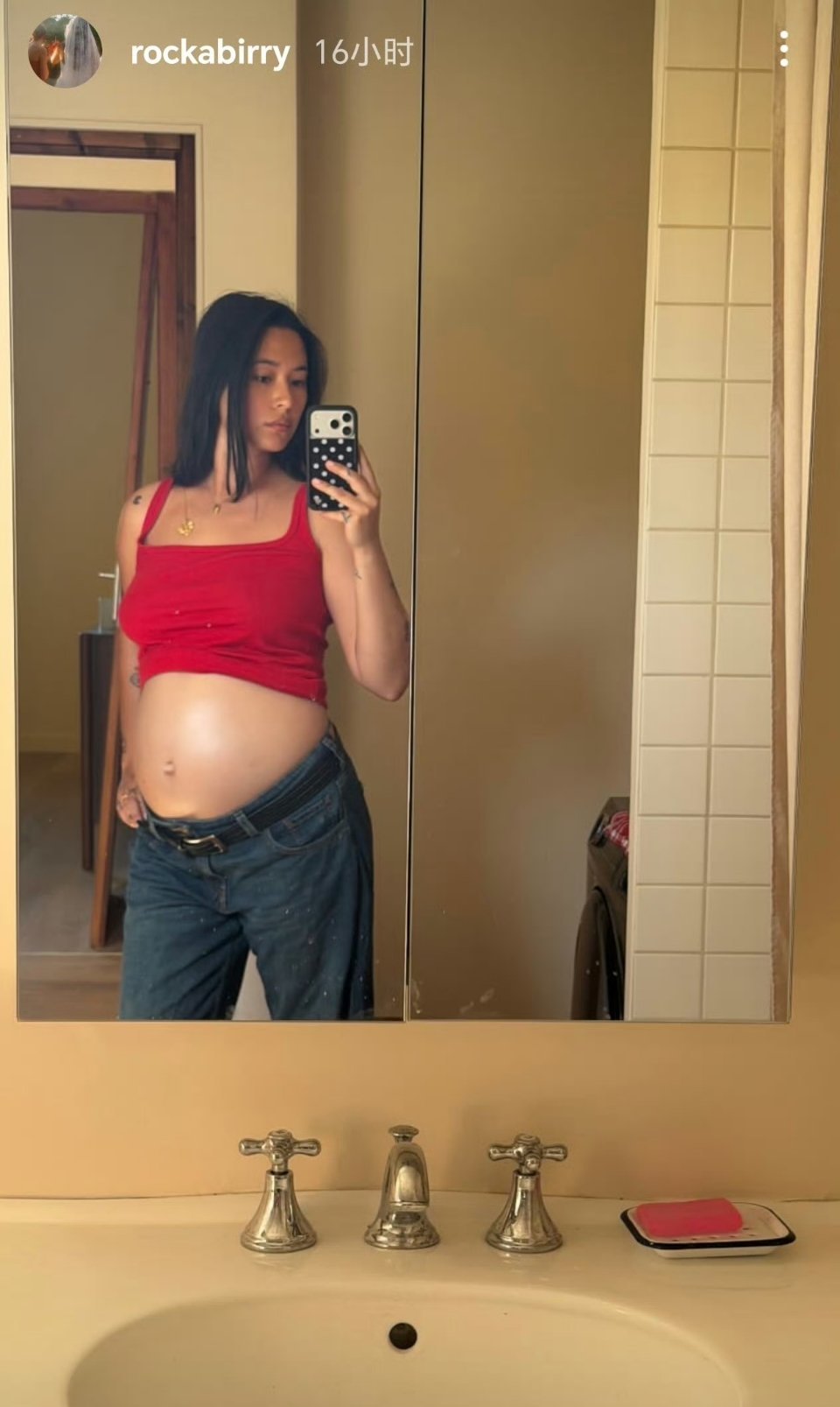 姜文女儿怀孕时间真快啊！印象里在爸爸怀里拍手大笑的孩子都要当妈妈啦