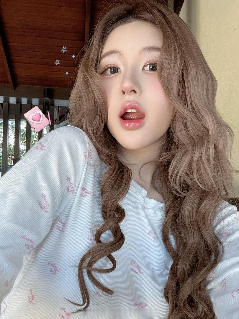 赵露思最新自拍营业，真人芭比！！