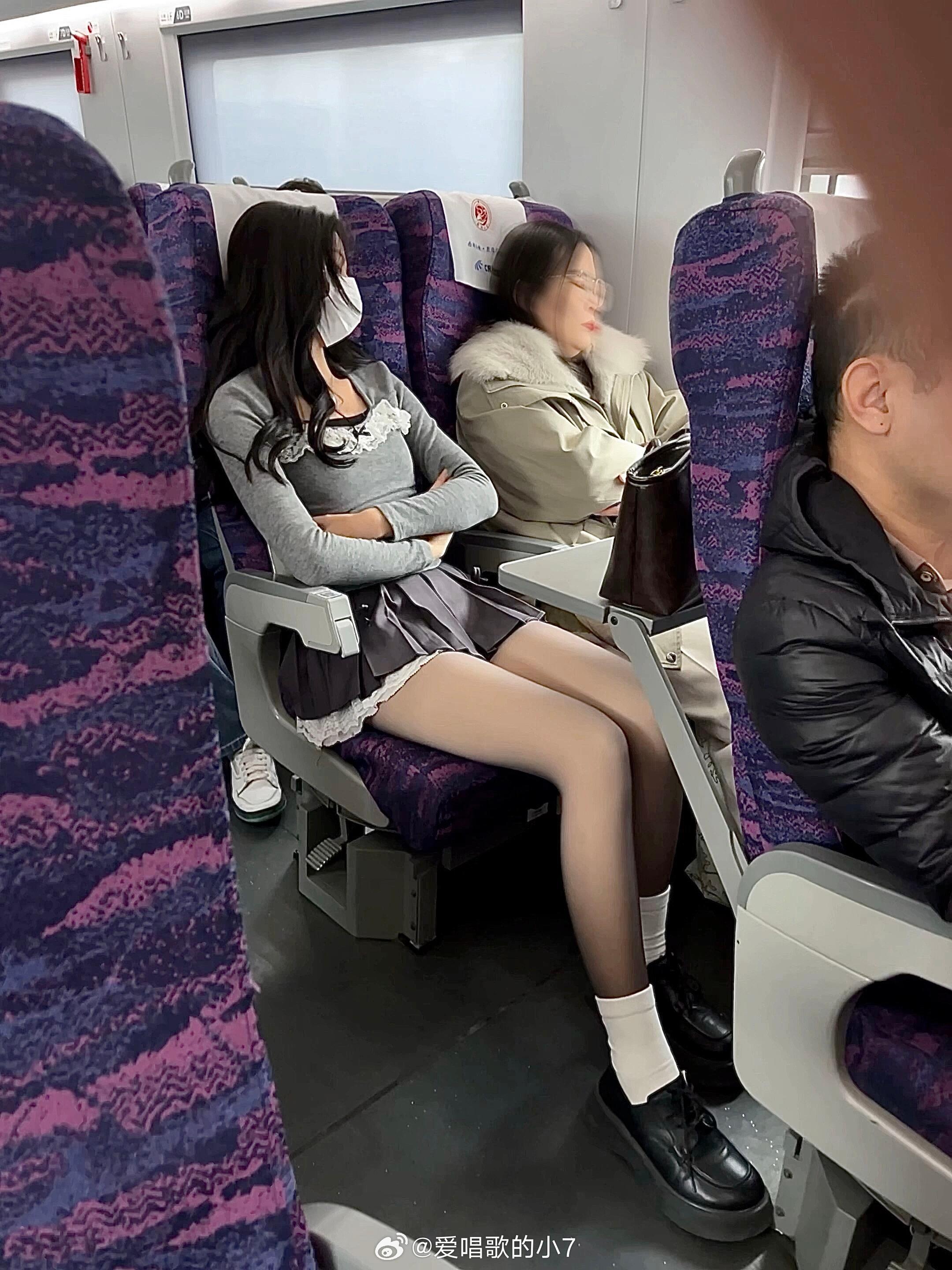 救...谁来懂一下女生穿黑丝到底有多蛊谁懂！闺蜜随手一拍的照片狠狠戳到心趴了，我