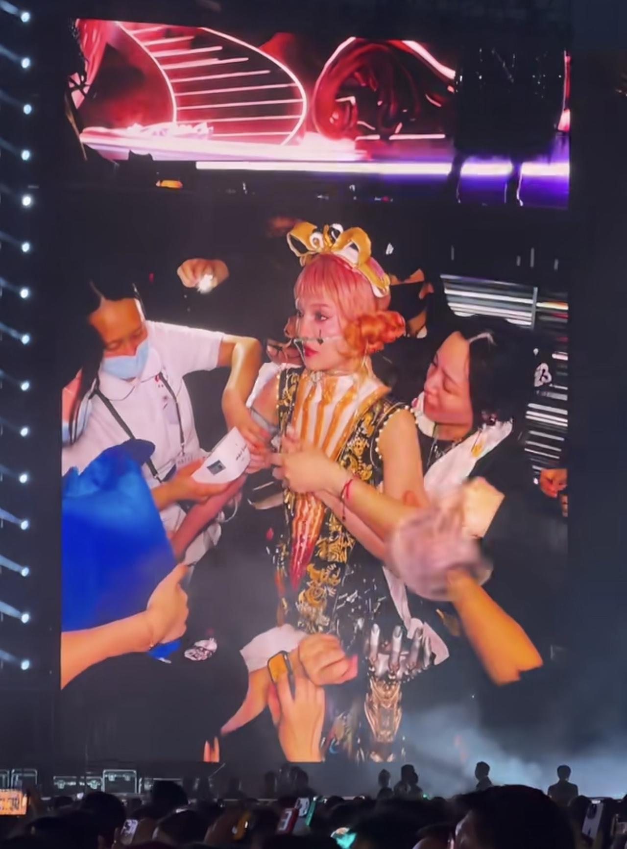突发！44岁张韶涵开演唱会出意外，突然心脏不舒服，医护人员冲上去给她量血压，身边