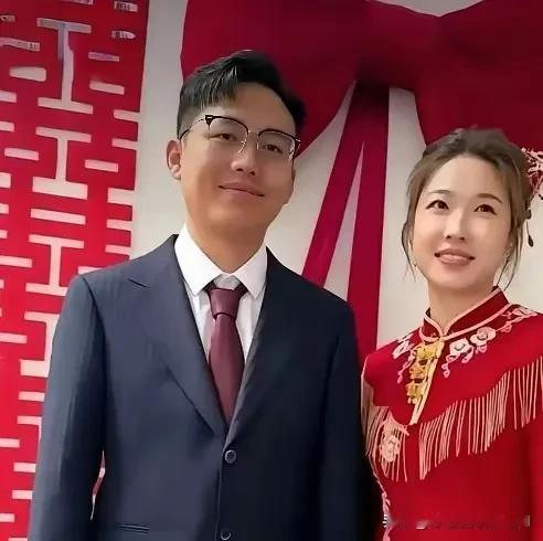 新郎26岁，新娘32岁，新娘是新郎高中三年的班主任。虽然在高中的时候，新郎就爱上
