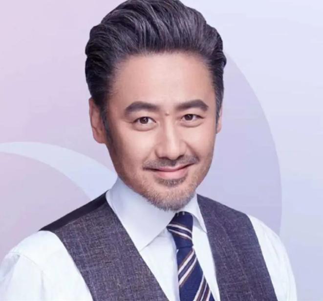 2018年，吴秀波包养了陈昱霖足足7年，之后玩腻了厌倦了，便提出分手。陈昱霖索要