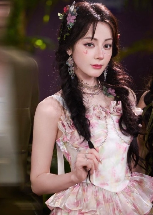 别人登封是成绩，热巴登封是刷新自己纪录。坐等明天正式封面，看看Dior又给了多少