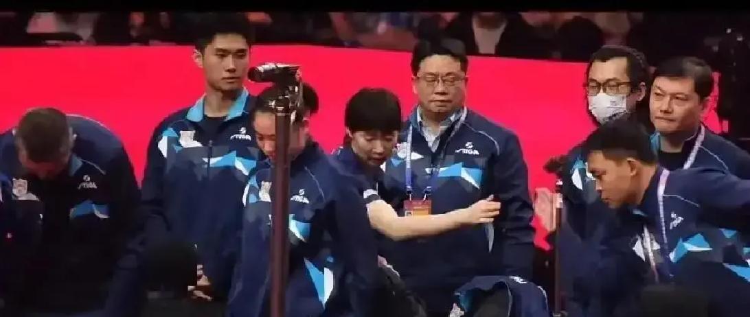 王曼昱打完最后一球，脑子还在比赛里，手已经伸出去。这不是高冷，是大脑还没关