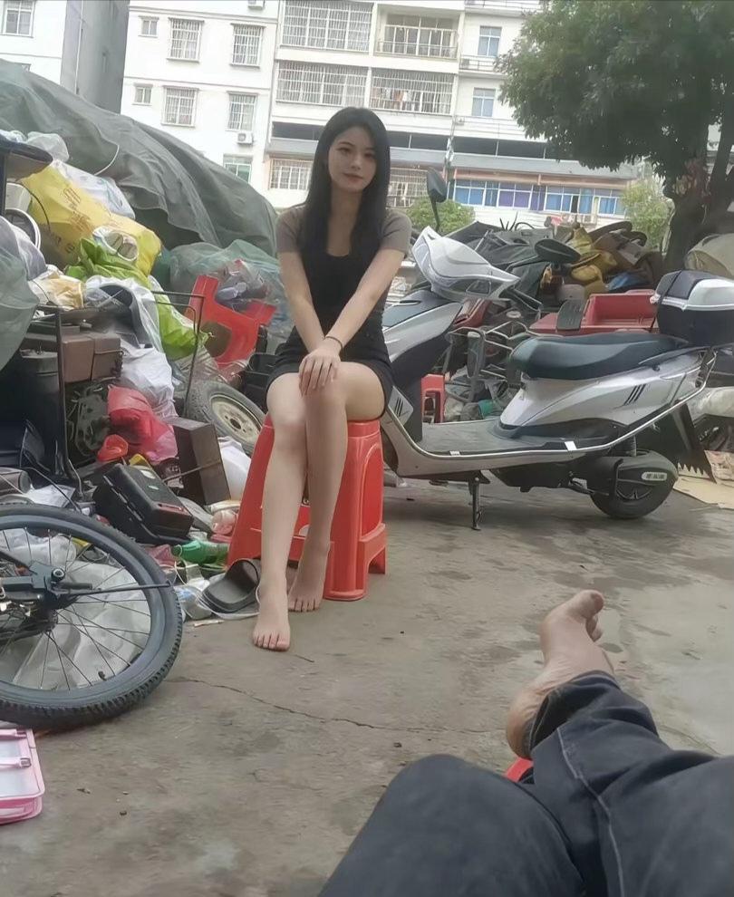 小姐姐坐了一天怎么还不走