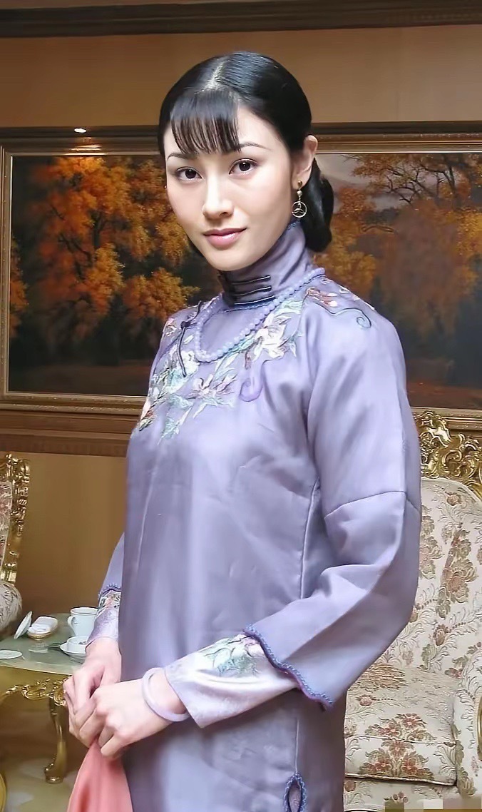 李嘉欣旗袍装她是长脸，感觉更适合现代装