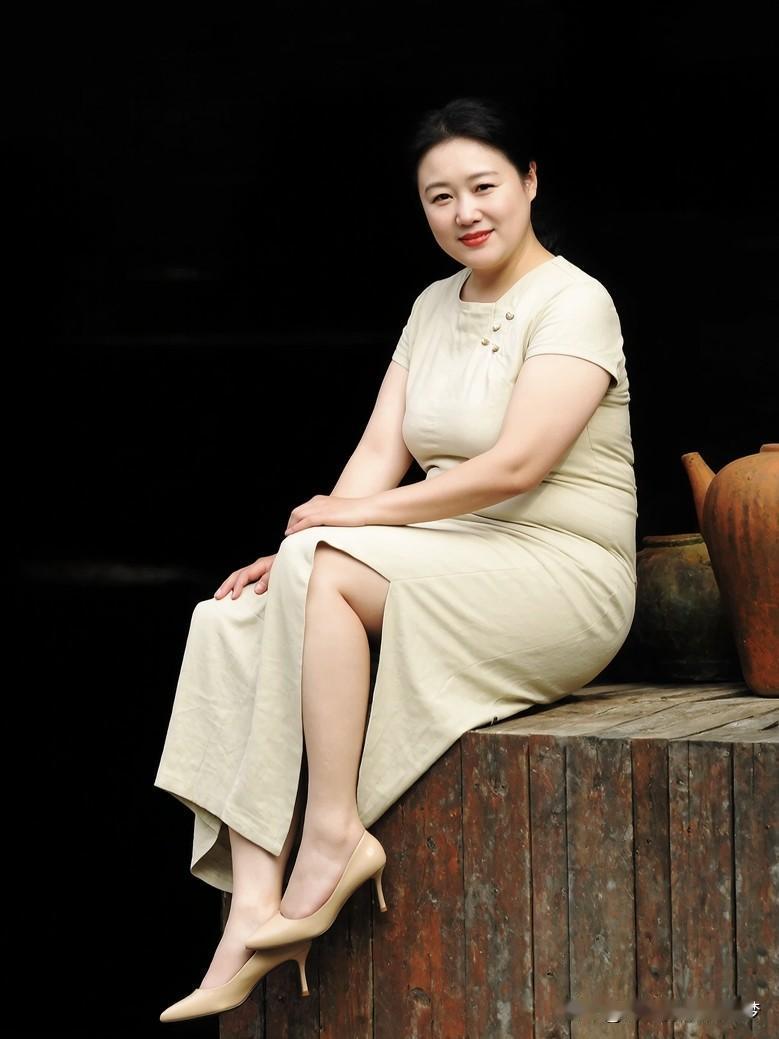 女人味是岁月熬出的浓汤。75年的女人,骨子里透着被时光打磨过的光泽。你递茶杯