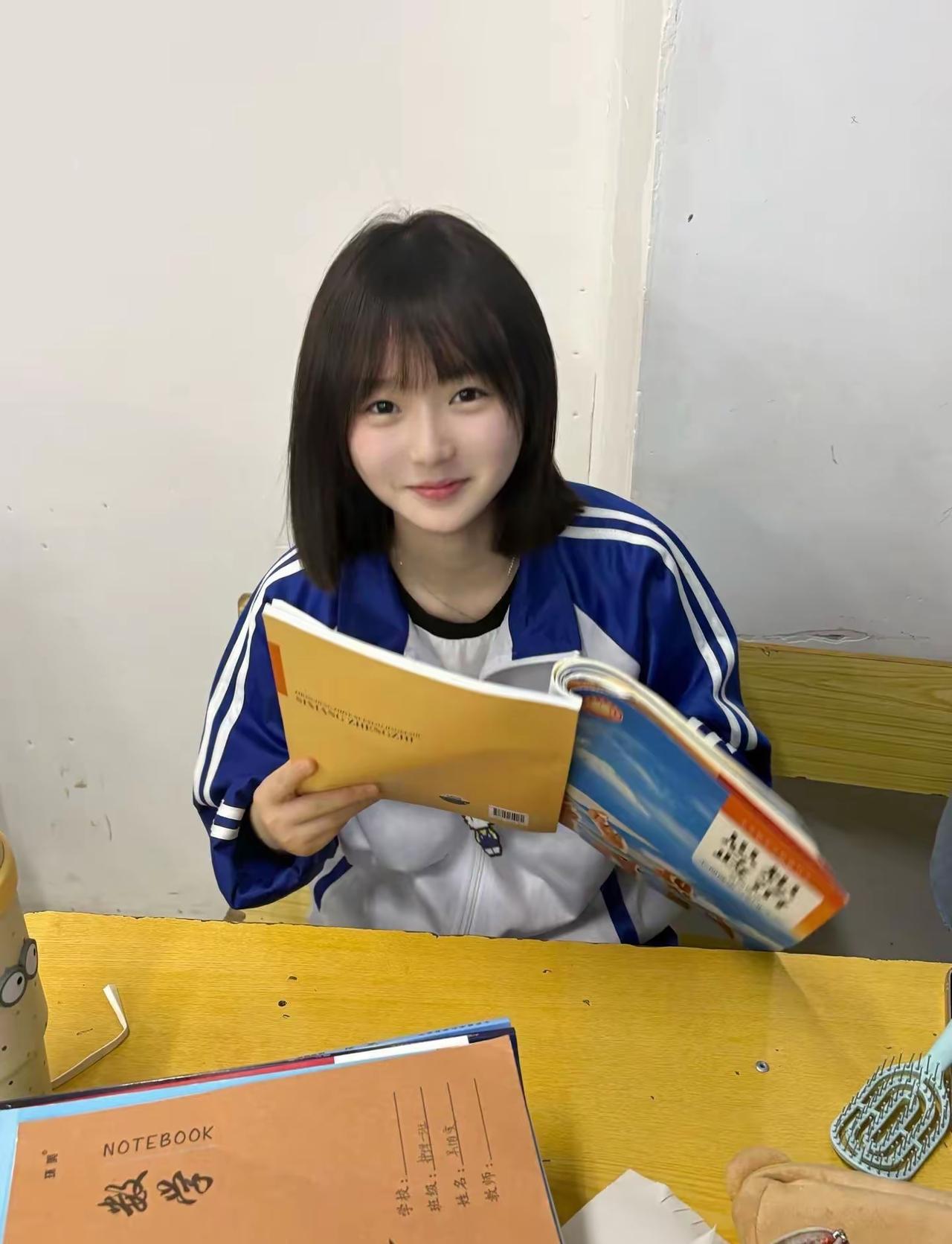 元气少女课间小聚，一起翻翻书吧！📚💕
