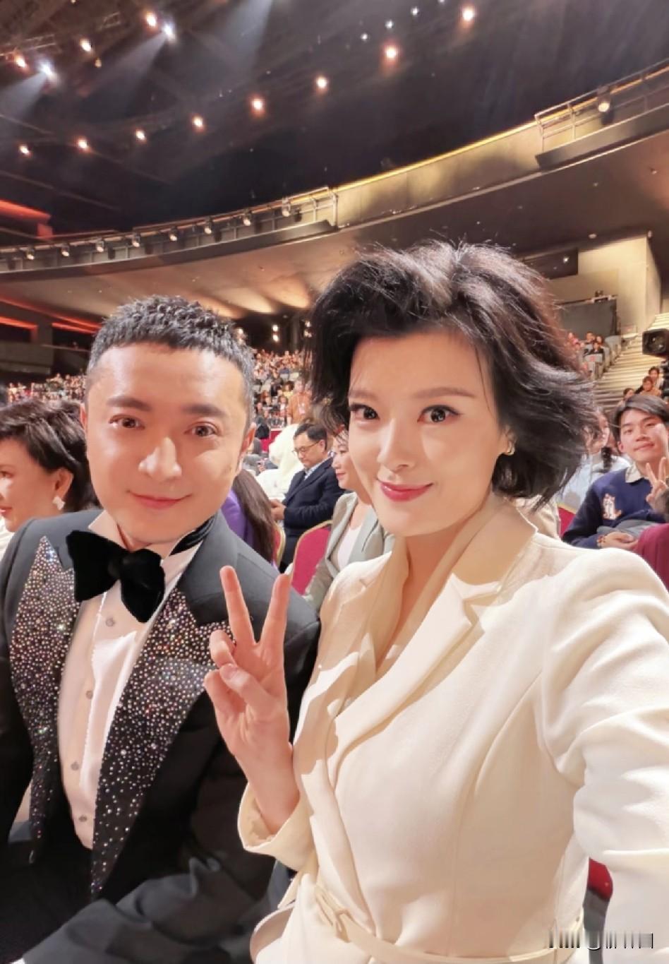 尼格买提和邹韵同台领奖，私下一起吃剁椒鱼头，状态太好了。吃的浏阳菜，俩人感情蛮好