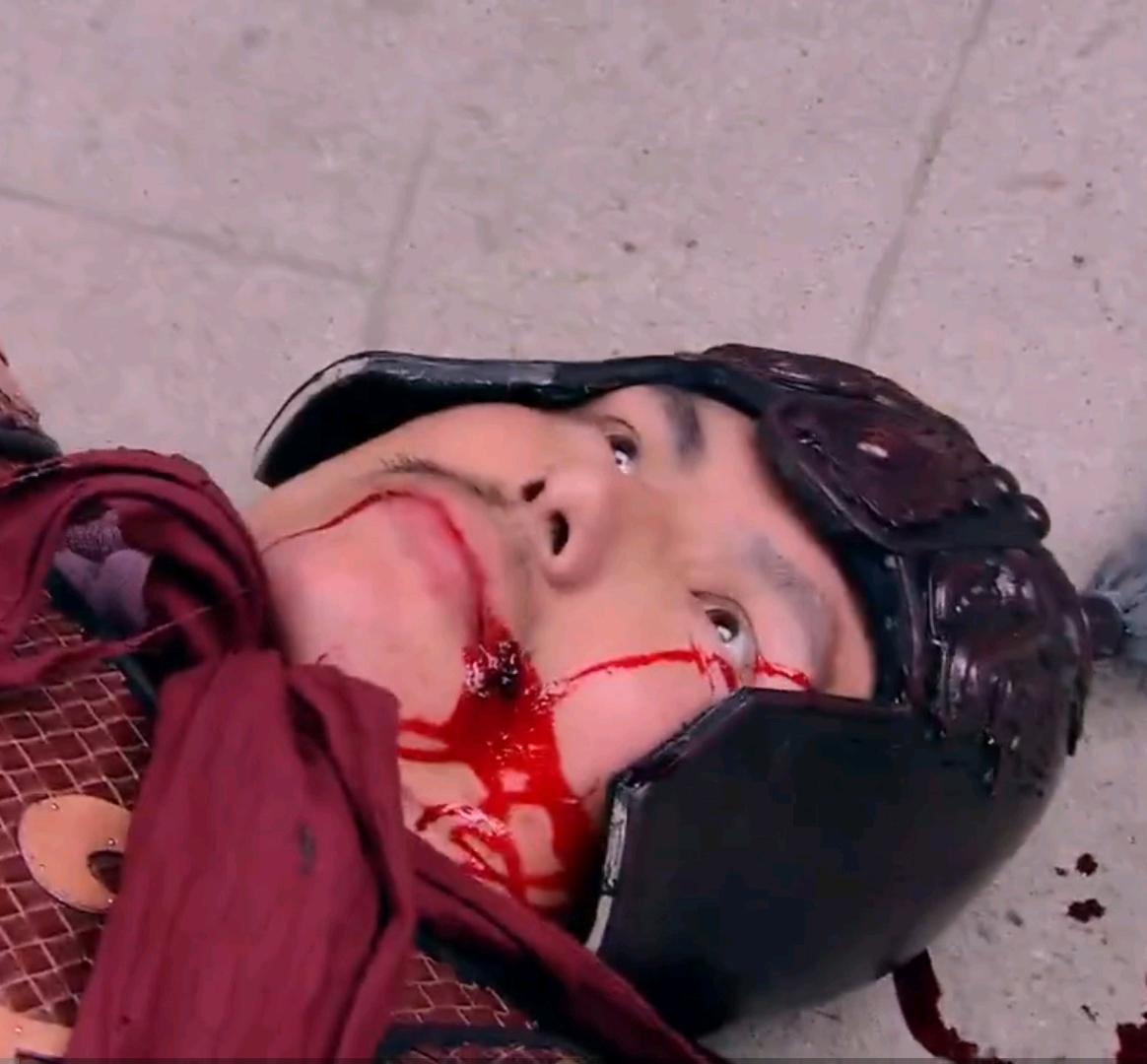 土匪头子躺在破庙地上，胸口往外冒血，他攥着二当家的手腕：“寨子归你，别动我屋里的