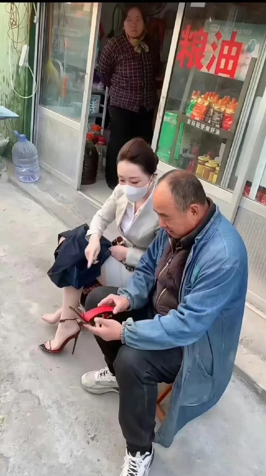 你这鞋子有点大，我滴好好的掂量掂量！