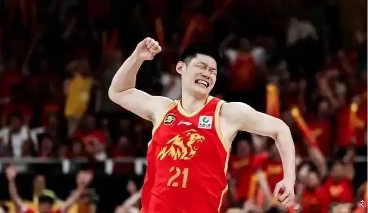 广厦2:0，孙铭徽2分救主，周鹏罚下，深圳输球罪人揪出，打硬仗隐身.5...