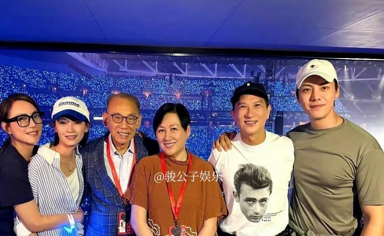 内地女星刘雅瑟签约英皇娱乐后，似乎颇受重视。有报道称，在一场谢霆锋的演唱会上，一