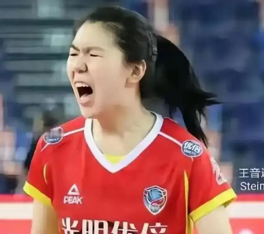 抽筋外援硬撑，天津3-1锁决赛上海把沃隆索娃留到第四局，腿已经抖成筛子，扣