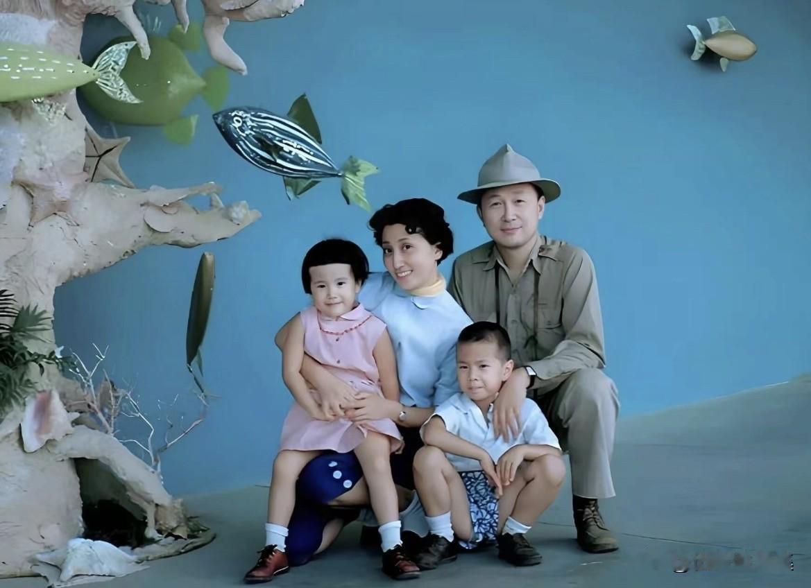 1952年，钱学森、蒋英夫妇和儿子钱永刚、女儿钱永真一家人在美国加州当地海洋馆游