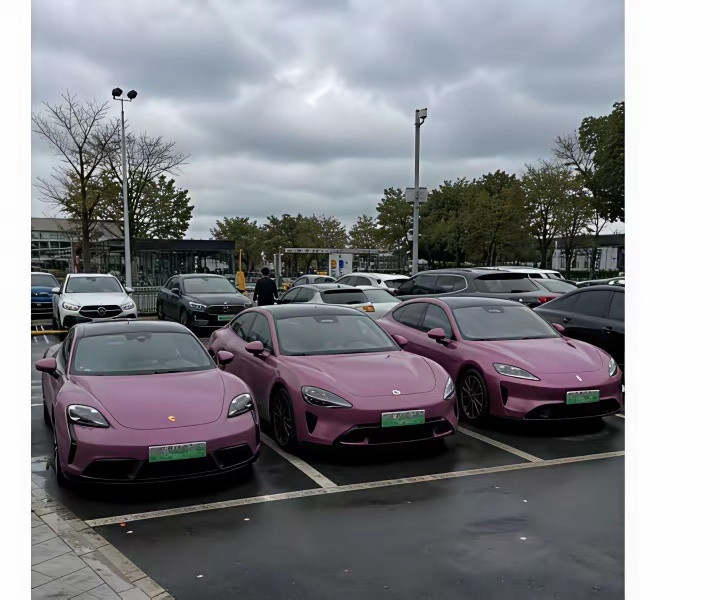 网友：这两边是故意停的吧，不然它多尴尬啊！