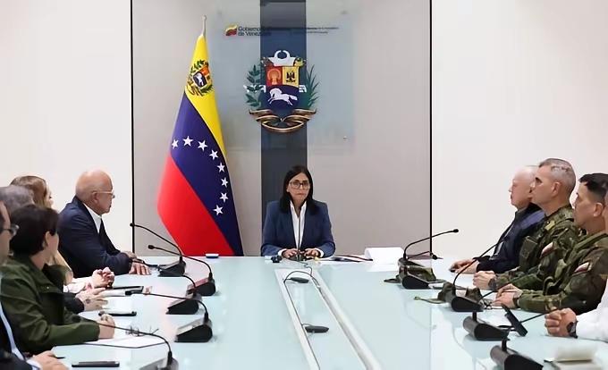 委内瑞拉变天，副总统召开新朝第一次会议，就安排两件事：第一，各位都看下美刀到