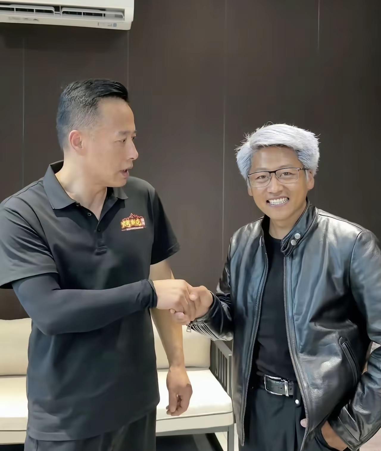前有“辽宁黄仁勋”后有“铜川马斯克”，这两天两人同框合影，对此网友们也是褒贬不一