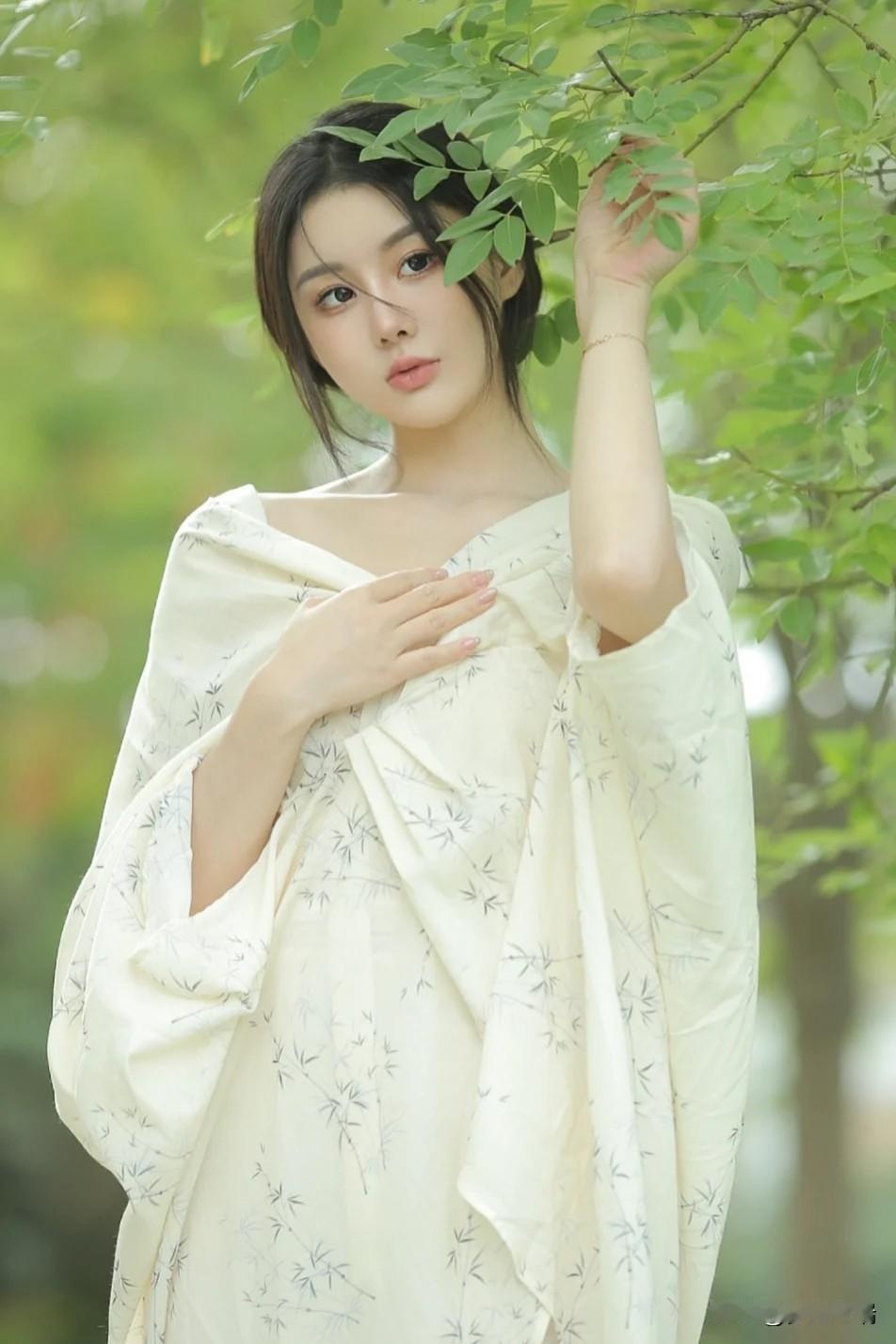 仙气飘飘的竹林仙女，清新自然，美不胜收！🌿💫
