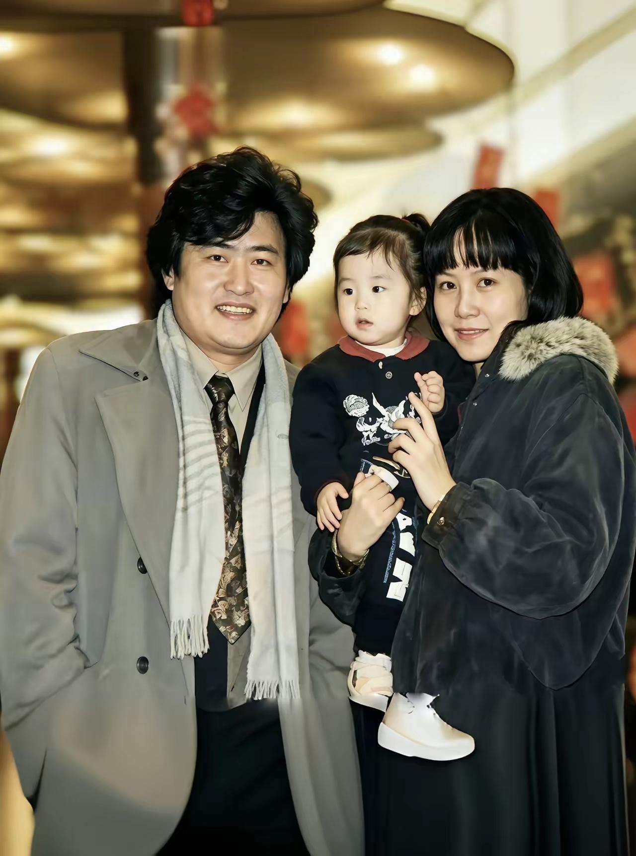 照片记录温馨的画面‖刘欢这一组年轻时候的家庭照真的是勾起人的无限回忆。这一家人