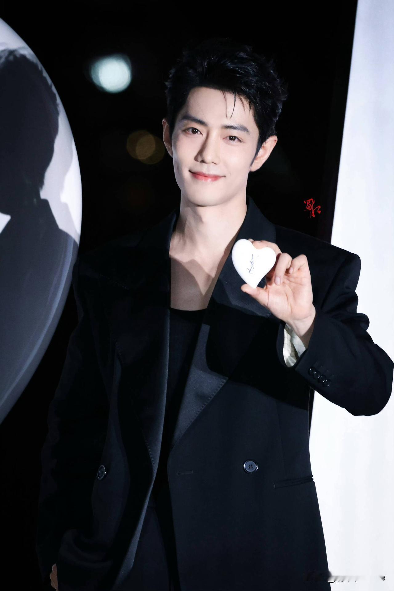 8月19日，肖战出席活动，面对主持人提问，为什么双方会有这么长时间的合作？YS