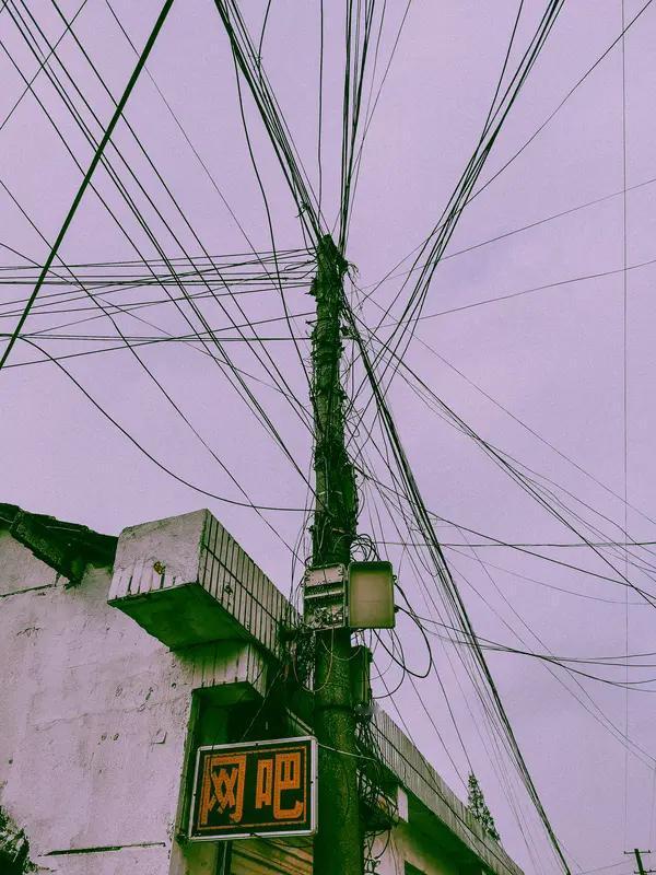 几家运营商都差不多，套路多，服务差。且始终不变。1.“借检修上门”很多小区