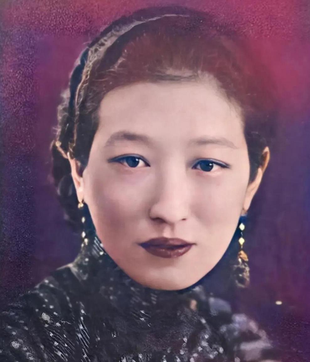 她死的时候，蜷缩在一间破旧老屋的床角，牙齿全掉光，身上裹着油腻的棉袄，嘴里残留的