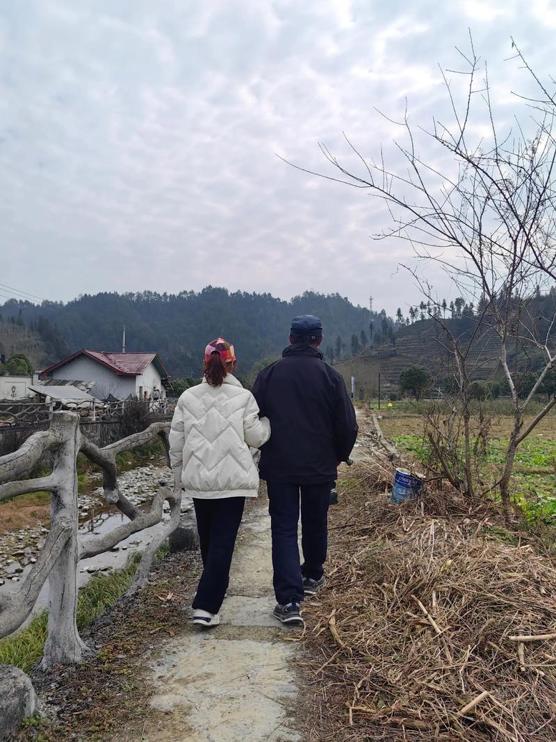 现在的老人，活得是真通透。老家有个邻居，老两口都是退休教师，退休金加起来两万冒头