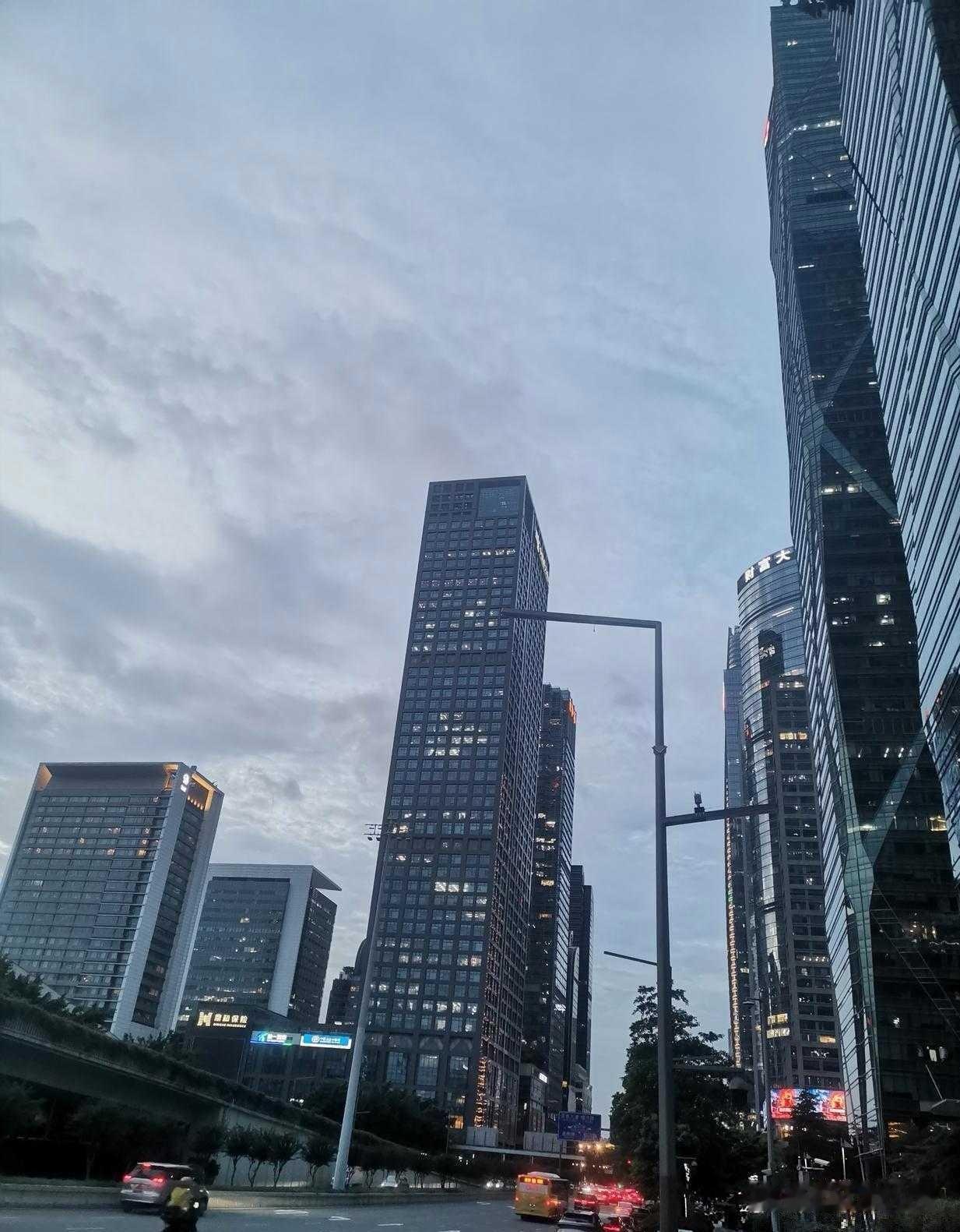 成龙直言劝国人别盲目移民，一番话引人深思成龙曾公开劝诫国人不要盲目移民。他