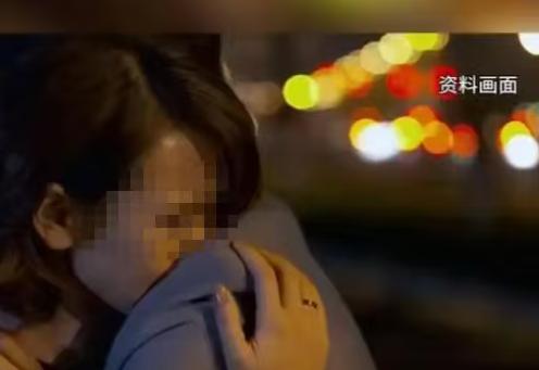 海南，一小伙儿网恋谈了个小女友，俩人线下见面后，就经常在一起缠绵，小伙儿得到了释