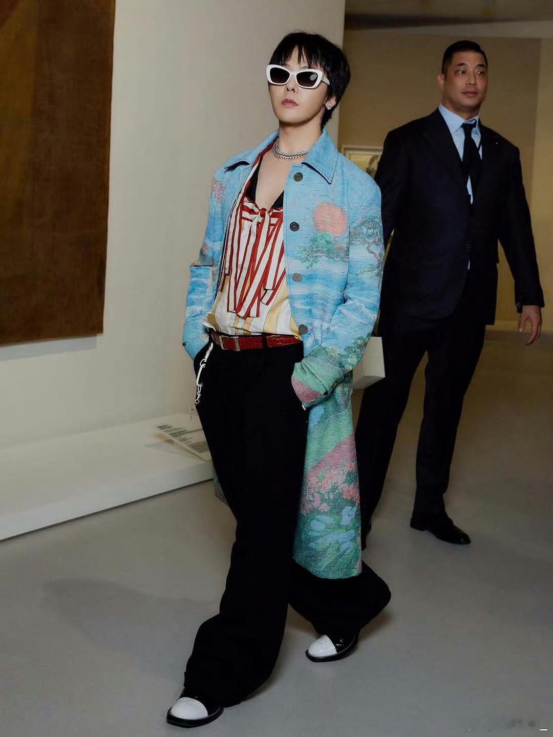 权志龙亮相CHANEL2026手工坊首尔大秀！作为品牌全球大使再度登场，率先上