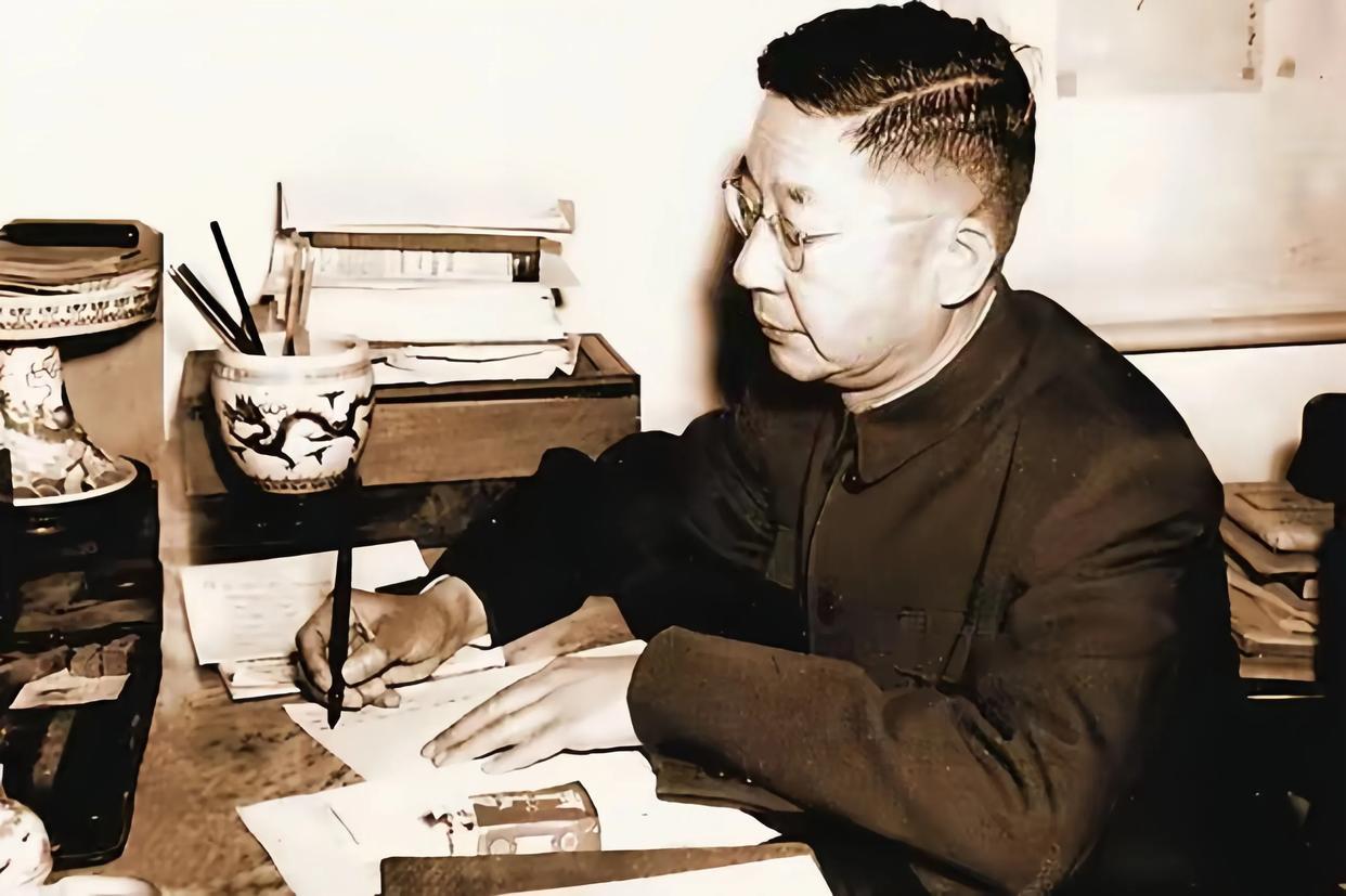 1938年，老舍与赵清阁同居，妻子得知带着3个孩子千里奔赴丈夫住所，老舍吓得筷子