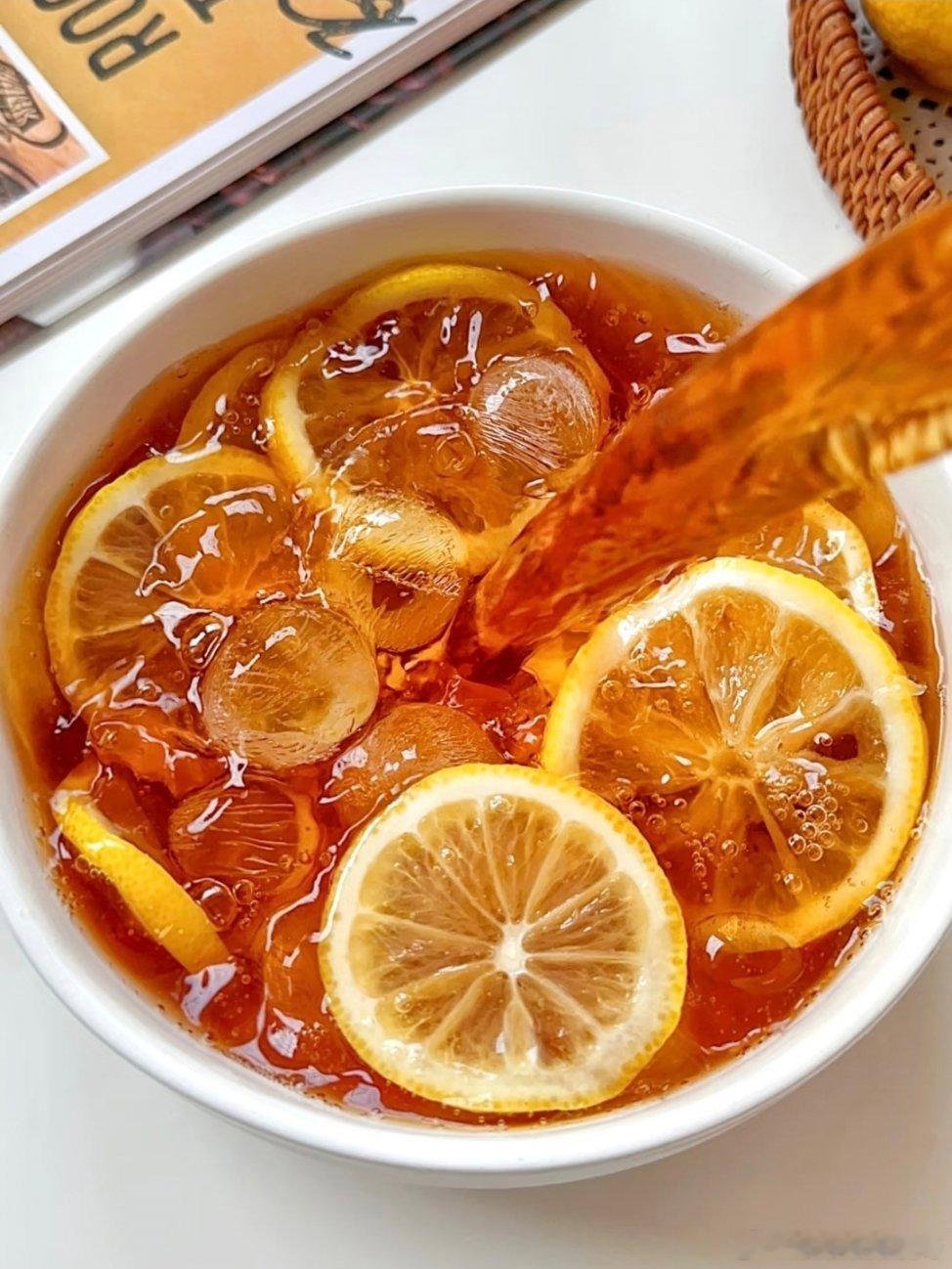 分享王老吉的神仙喝法:冰镇挂霜的王老吉、柠檬2-3片、蜂蜜或者冰糖、冰块柠檬挤汁