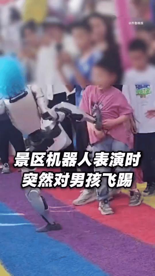“装聋作哑，不代表没事发生！”近日，新疆有个景区在做机器人表演时，一脚踢中了一名