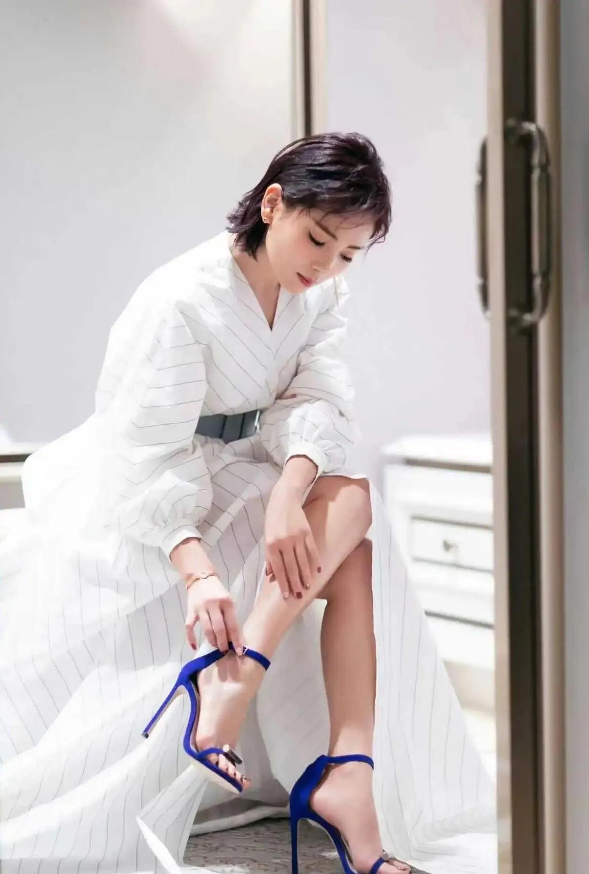 刘涛这组造型，把“松弛感优雅”焊在身上了姐姐这状态也太绝了吧！白裙+细条