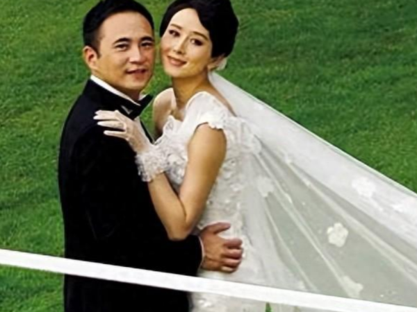 2008年，胡静高高兴兴地嫁给了身价50亿的马来西亚富豪朱兆祥，结婚当晚胡静却发