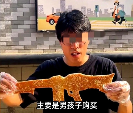 近日河南郑州，一28岁男子研究生毕业后，辞职回了老家，摆摊卖起了烧饼，只卖1元一