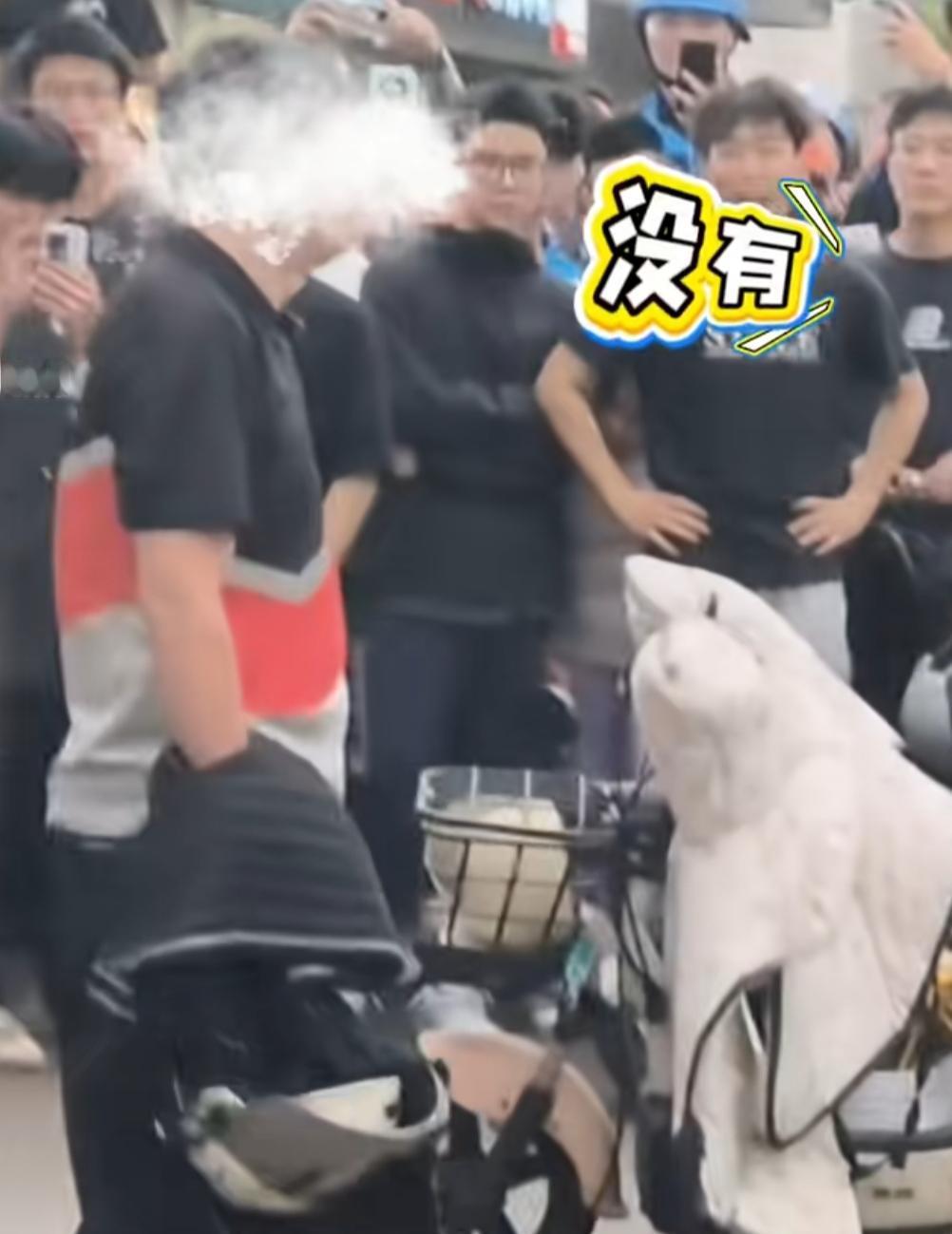 跑顺丰同城的快递小哥取单的时候,看见女朋友和别的男的逛街,小哥崩溃大喊,我跑单的