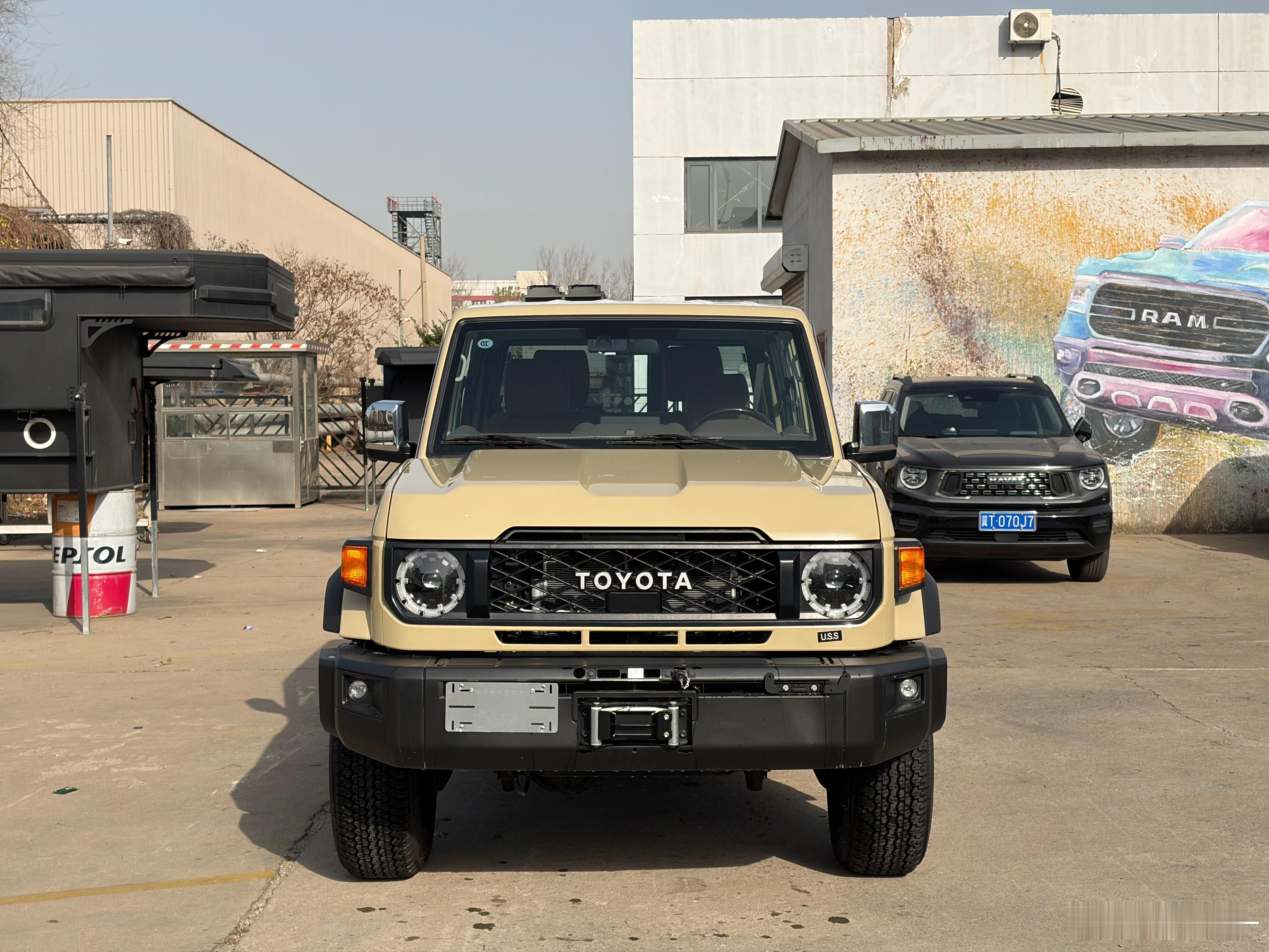 天津交台车丰田LC71目前市场上汽油版本配置算是到顶的原厂梅花灯、气泵、绞盘、铝