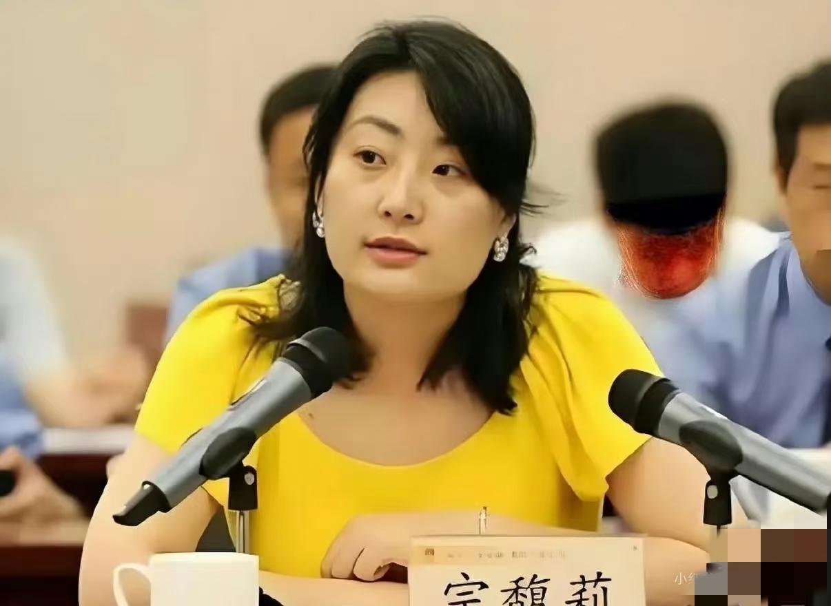 说杜建英做梦都笑醒？这怕是没看清她手里的烂牌！宗馥莉辞职哪是她赢了？明明是人