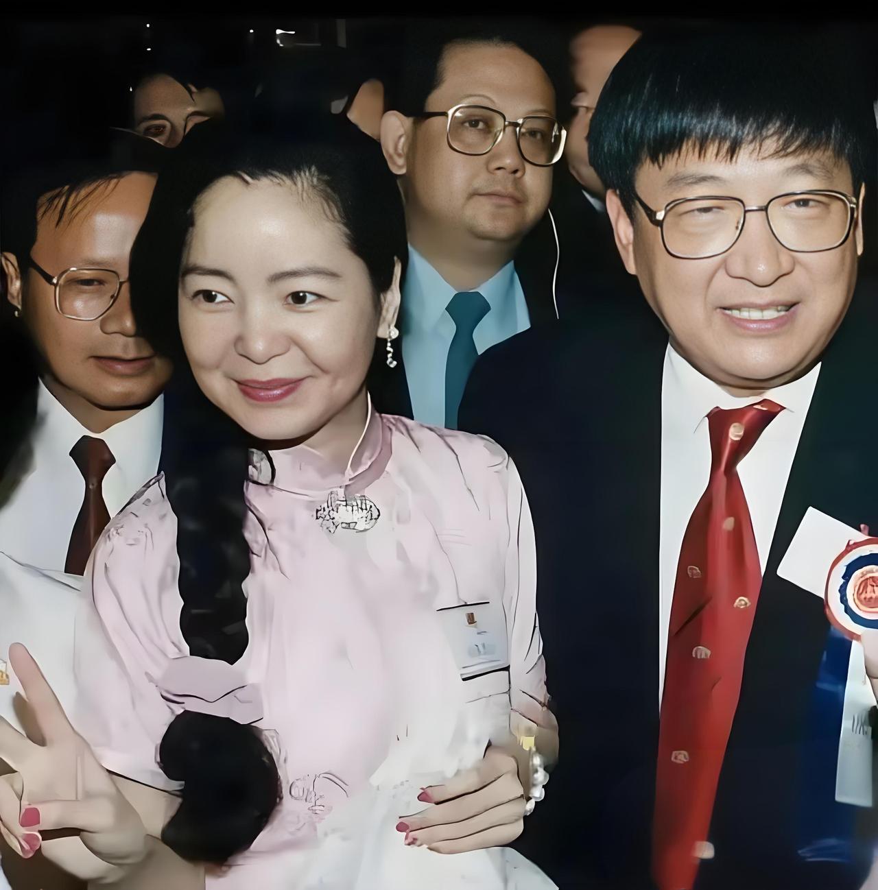 邓丽君和大S去世之前的状态有点相似，虽然看上去还是很美很温柔，笑容也很明媚，但是