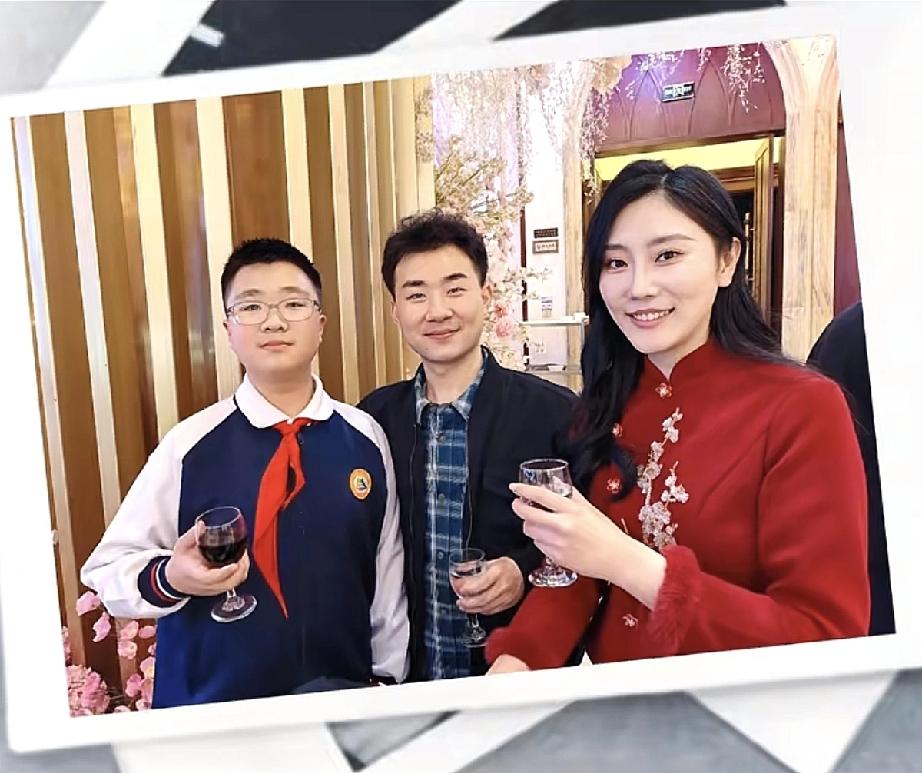 陶阳结婚后趁春节举办回门宴，妻子胡嘉博好像礼仪小姐!2月11日，陶阳在德云社