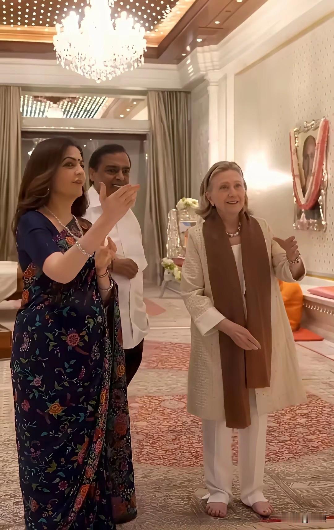 希拉里到访印度期间，专程前往印度首富安巴尼家族做客，参观了这座价值20亿美元、共