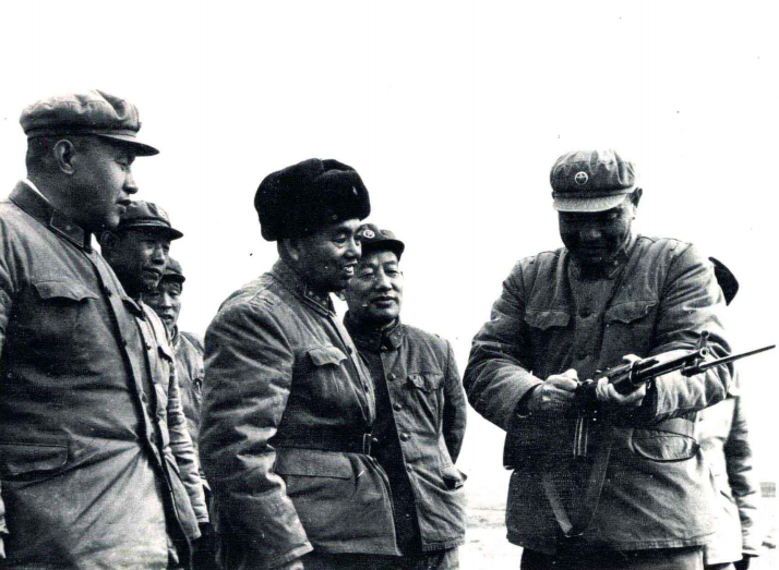 1962年，南京军区司令员许世友和政委杜平在第27军视察。军长亲自为许世友和杜平