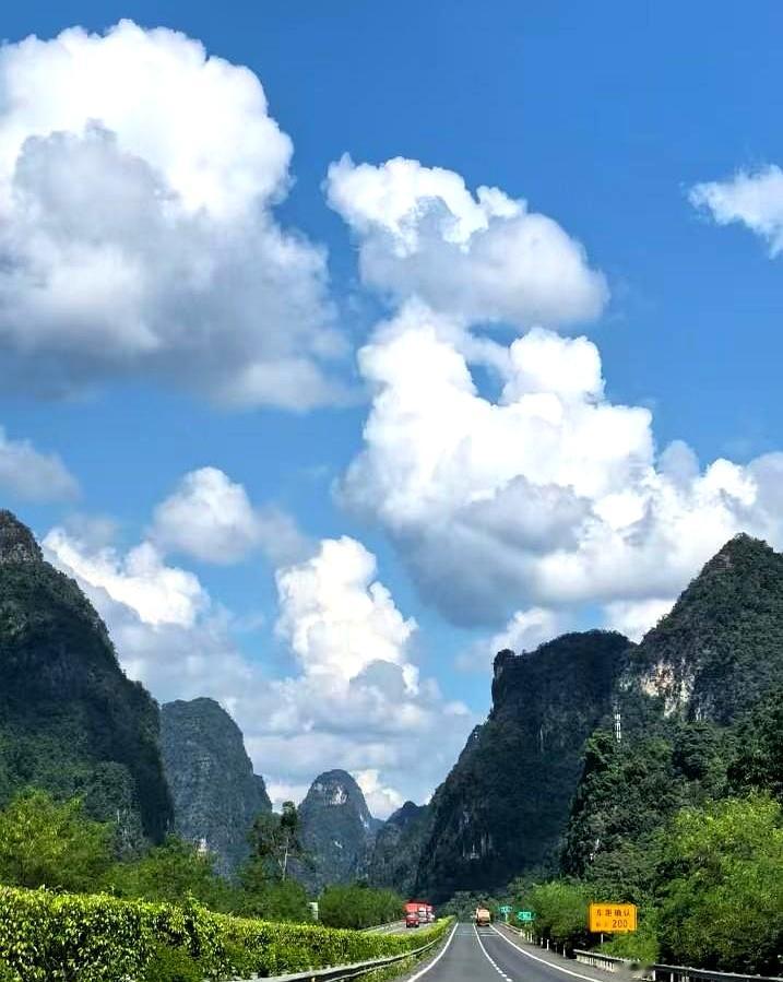 同事小王一句话丢了50万单子，就因为嘴太硬。客户问能不能降价，他眼皮都没抬：