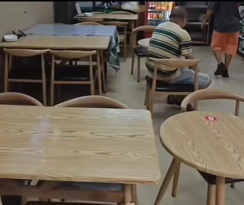 “做事先做人。”柳州，30多岁外卖员到一家餐厅取餐，被老板要求在外面等，不可以坐