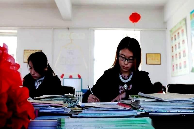 私立学校今年新高一招了一帮六七十岁的老人来代课。这些走路相互扶着、颤颤巍巍的夫