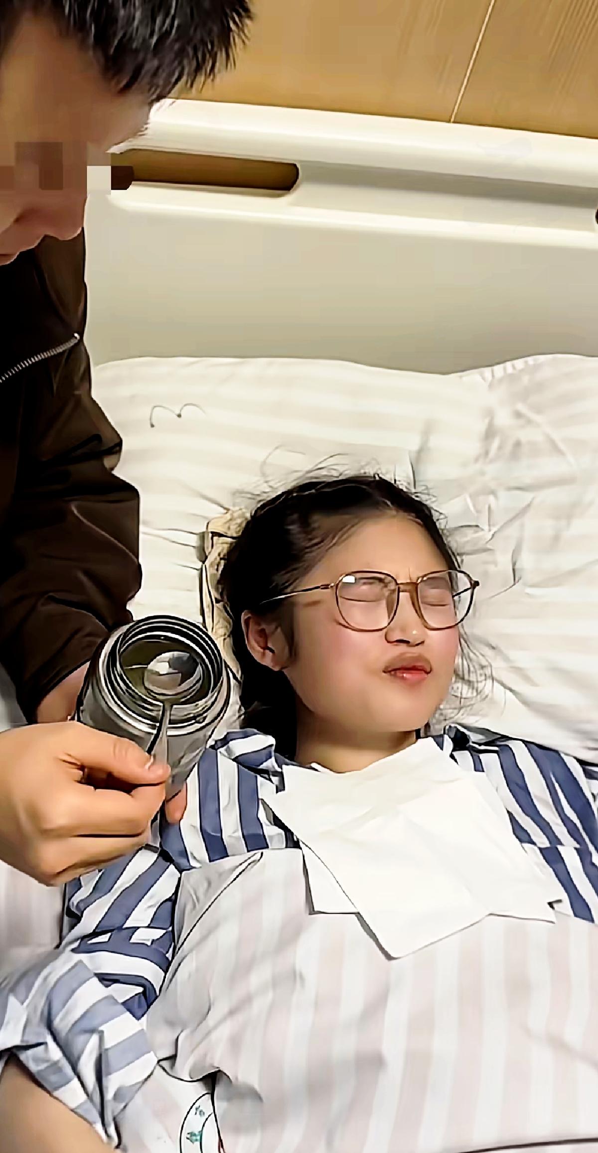 谁懂啊！刷到个视频直接惊掉下巴，病床女孩被“爸爸”喂水，文案居然写“恭喜女儿当妈