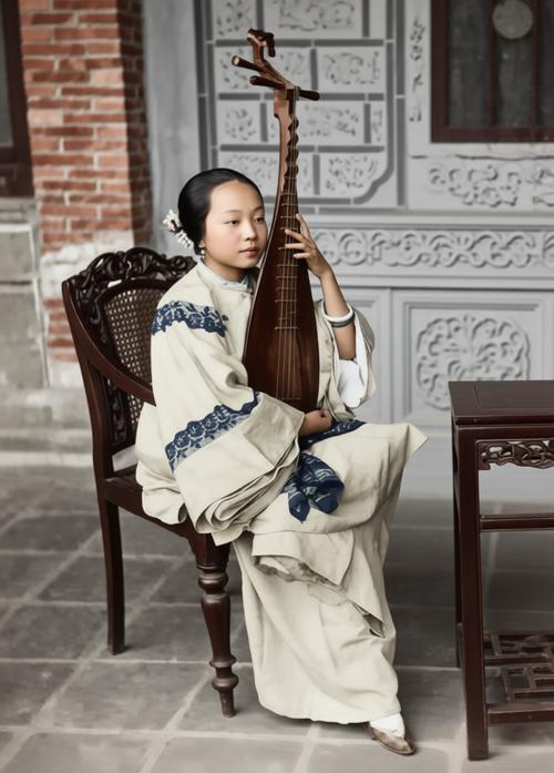 这是一张拍摄于清末民初江南地区的影像，画面中的女性是当时高级歌伎（又称“书寓先生