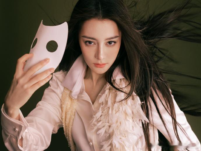迪丽热巴面具下是更美一张脸迪丽热巴这组已经可以封神迪丽热巴这组太美了，美到无法